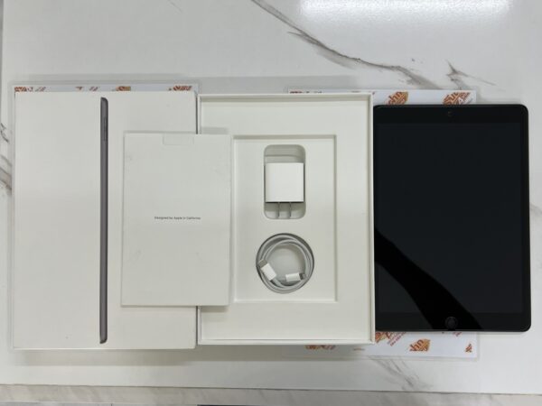 ขายถูก iPad Gen 9 WiFi 256GB(ความจำเยอะ) การันตีความใหม่ สุขภาพแบต92% สีGray ศูนย์ไทย ครบกล่อง ตัวเครื่อง+หัวชาร์จ+สายชาร์จ+คู่มือ+กล่อง ประกันหมดแล้ว - Image 3
